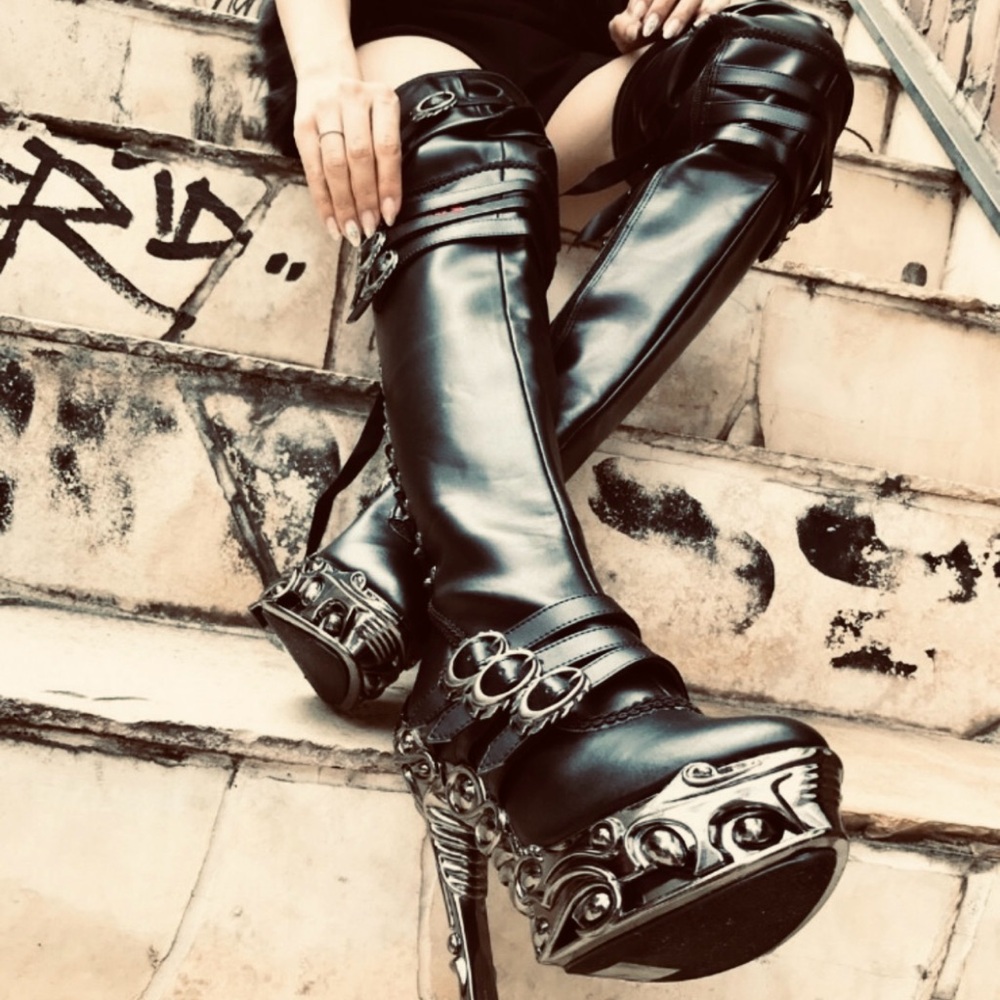 platform. Adjustable back laces. 3 Steampunk buckle thigh high boot new in box
